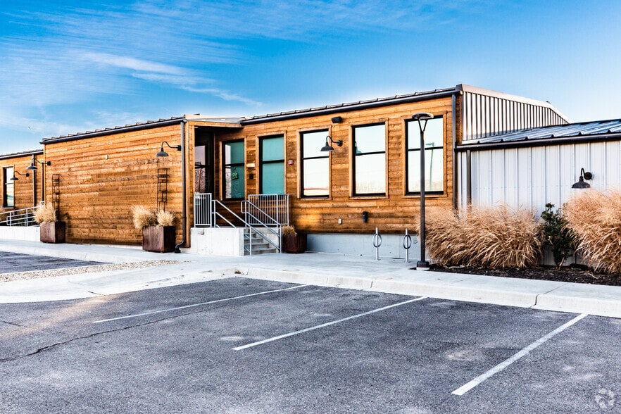 More Photos Of 706 E 23rd St, Lawrence Restaurant For Sale