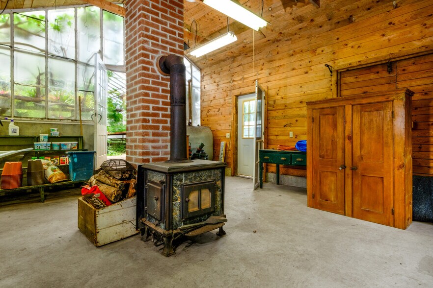 More Photos Of 265 Main St, Delhi Garden Center For Sale