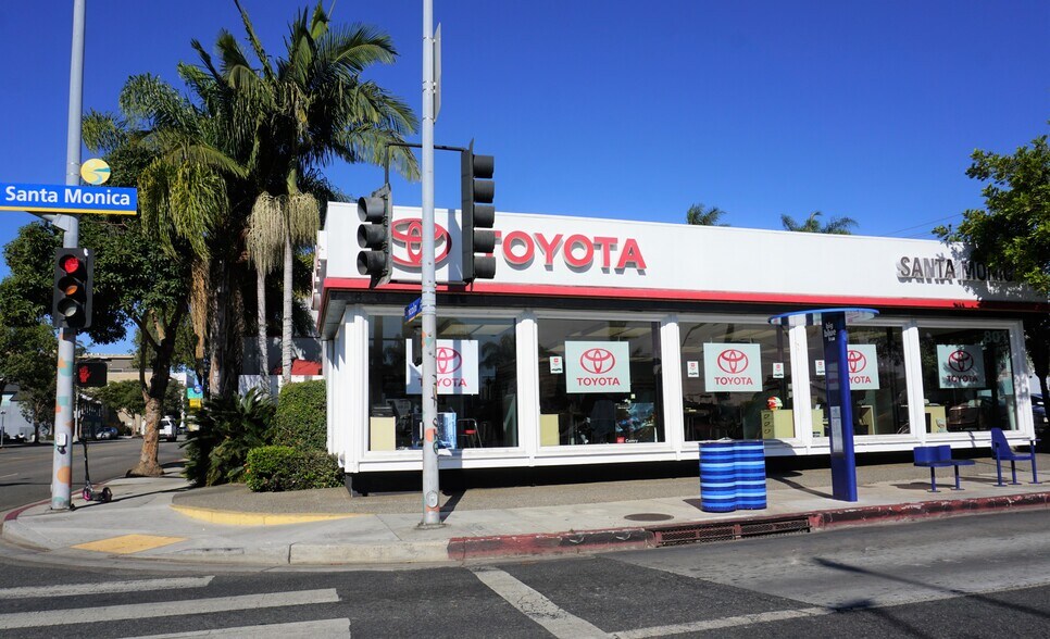 More Photos Of 825 Santa Monica Blvd, Santa Monica Land For Lease