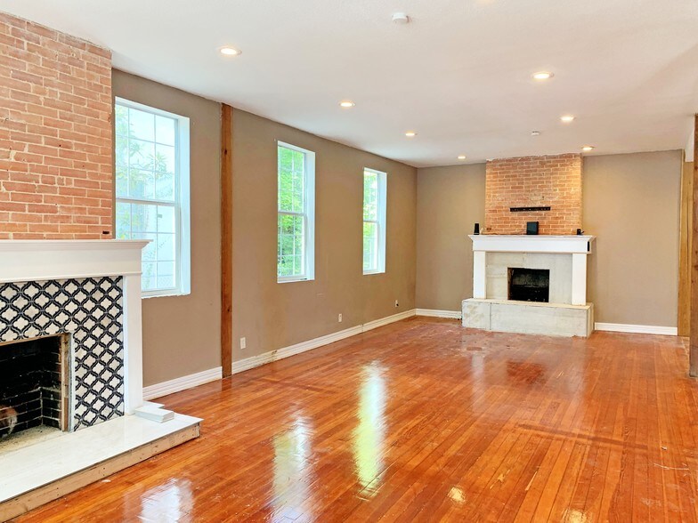 More Photos Of 127 Lewis St, San Antonio Office For Sale