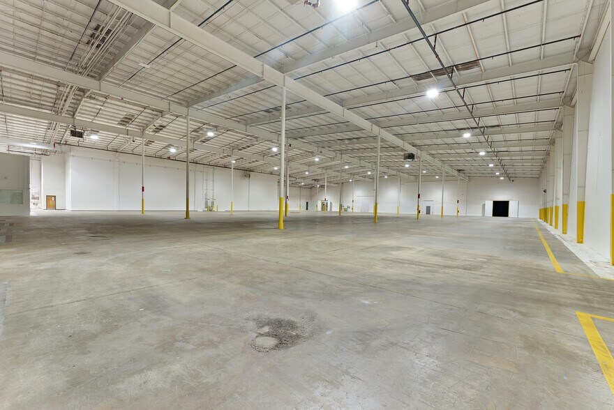 More Photos Of 5345 Old Dixie Hwy, Forest Park Distribution For Lease