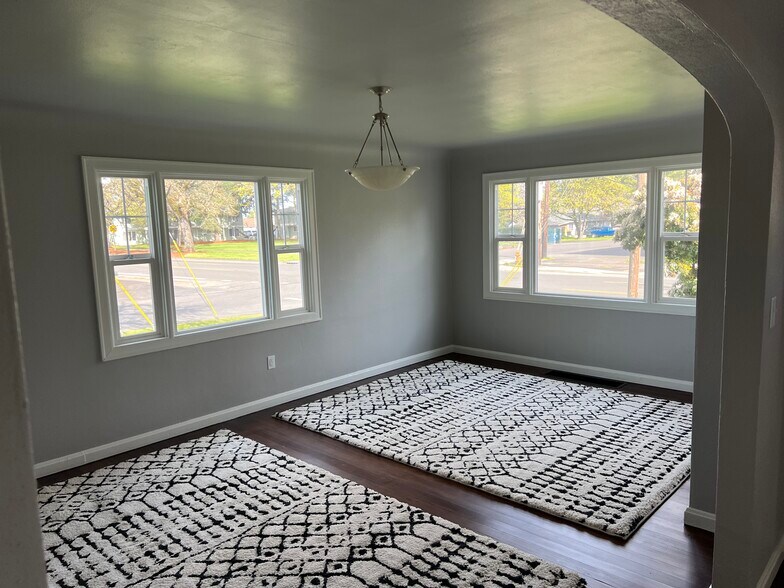 More Photos Of 2494 Roosevelt Blvd, Eugene Flex For Sale