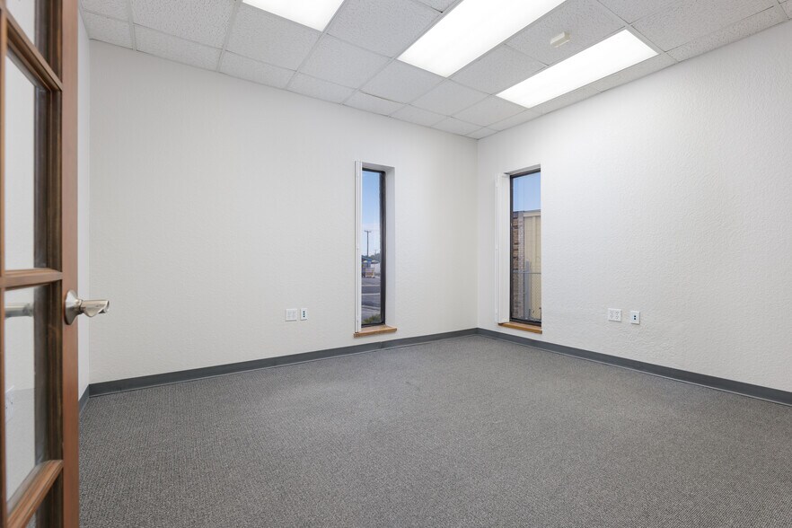 More Photos Of 12150 Valliant St, San Antonio Light Manufacturing For Lease