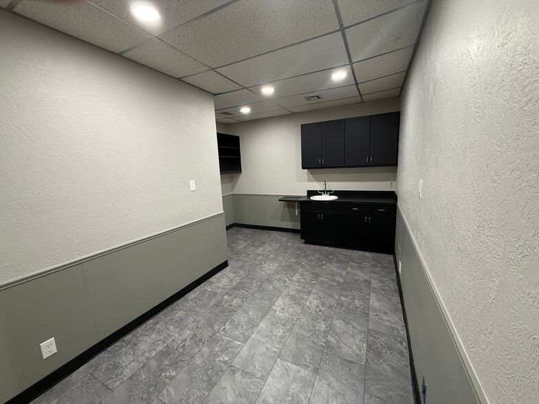 More Photos Of 505 E 3rd St, Bartlesville Unknown For Lease