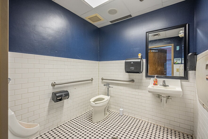 More Photos Of 209 W Congress St, Savannah Restaurant For Sale