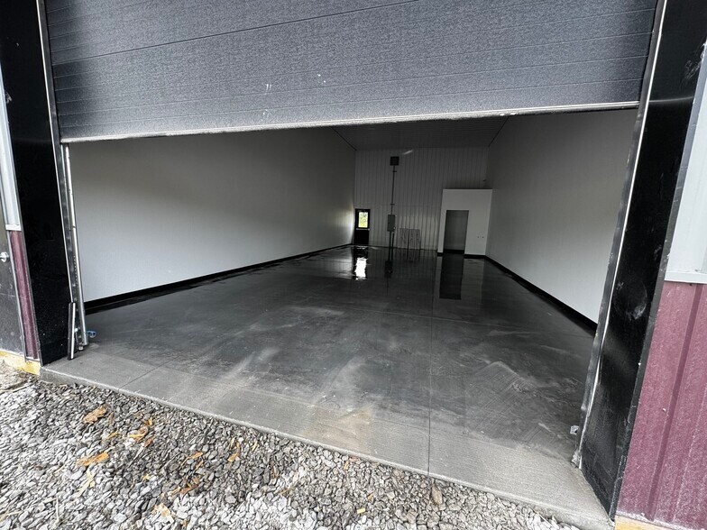 More Photos Of 10 Regency Oaks Blvd, Rochester Warehouse For Lease