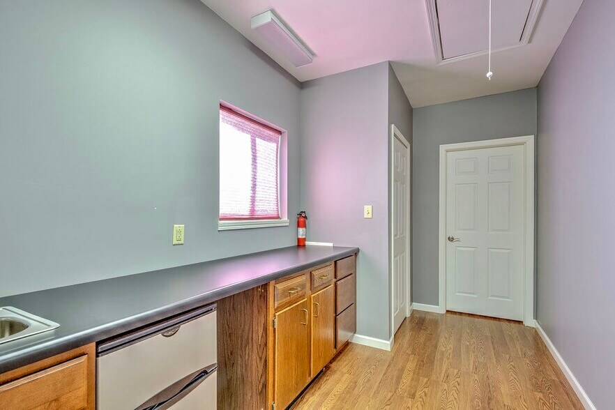 More Photos Of 719 Coshocton Ave, Mount Vernon Office For Sale