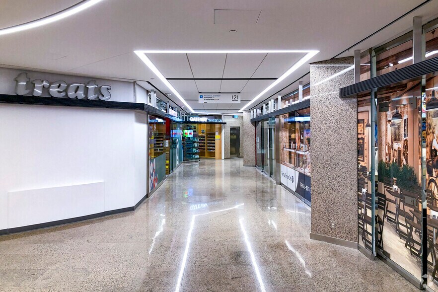 More Photos Of 121 King St W, Toronto Storefront For Lease