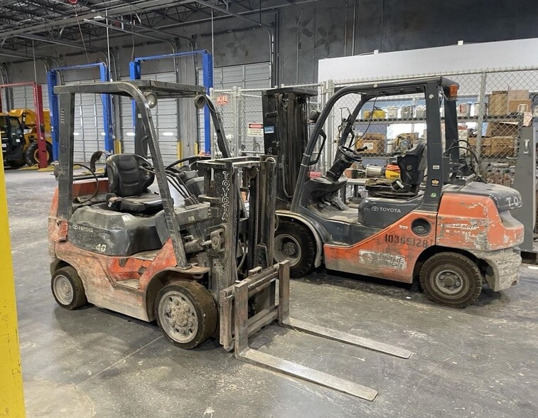 More Photos Of 6800 S Interstate Highway 45, Wilmer Showroom For Lease