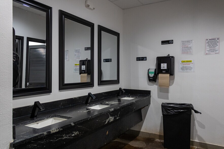 More Photos Of 326 N Chaparral St, Corpus Christi Freestanding For Lease