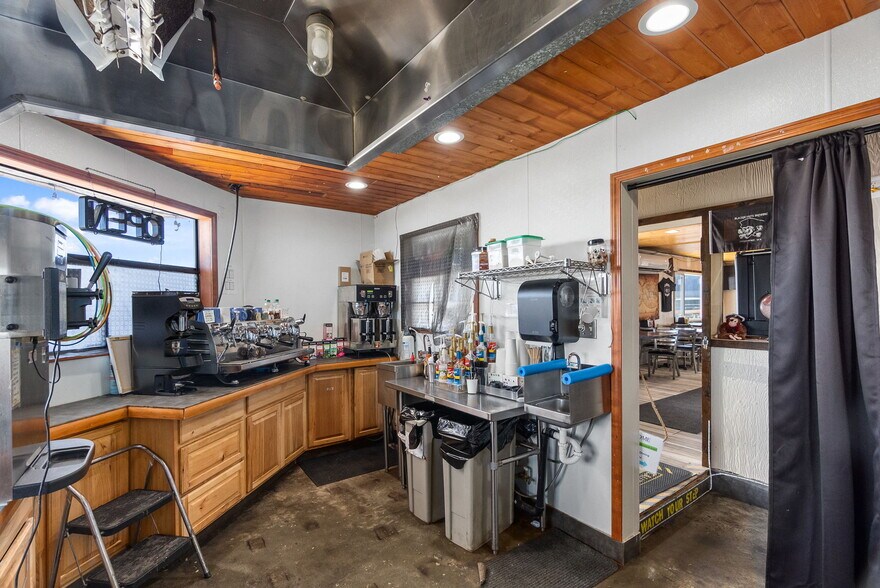 More Photos Of 2401 Westhaven Dr, Westport Flex For Sale