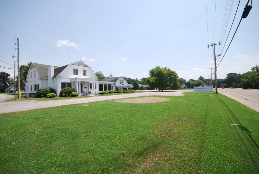 More Photos Of 1651 Hollywood Dr, Jackson Office For Sale