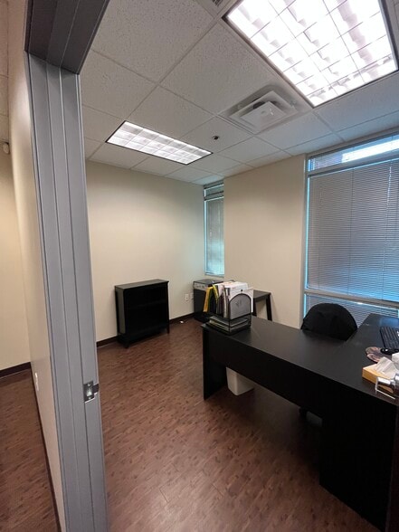 More Photos Of 41810 N Venture Dr, Phoenix Medical For Lease