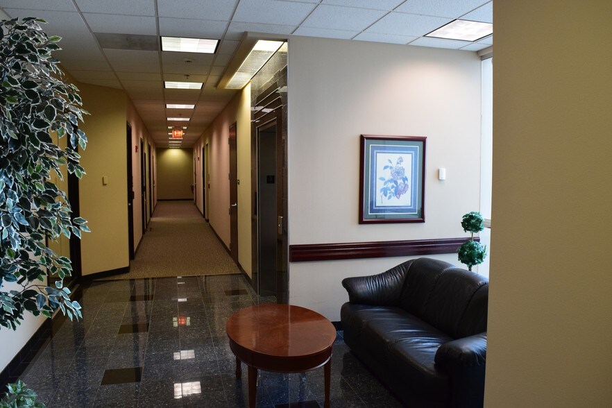 More Photos Of 1952 Mcdowell Rd, Naperville Business Park For Lease