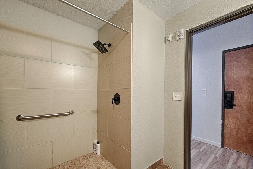 More Photos Of 110 S Main, Dilley Hotel For Sale