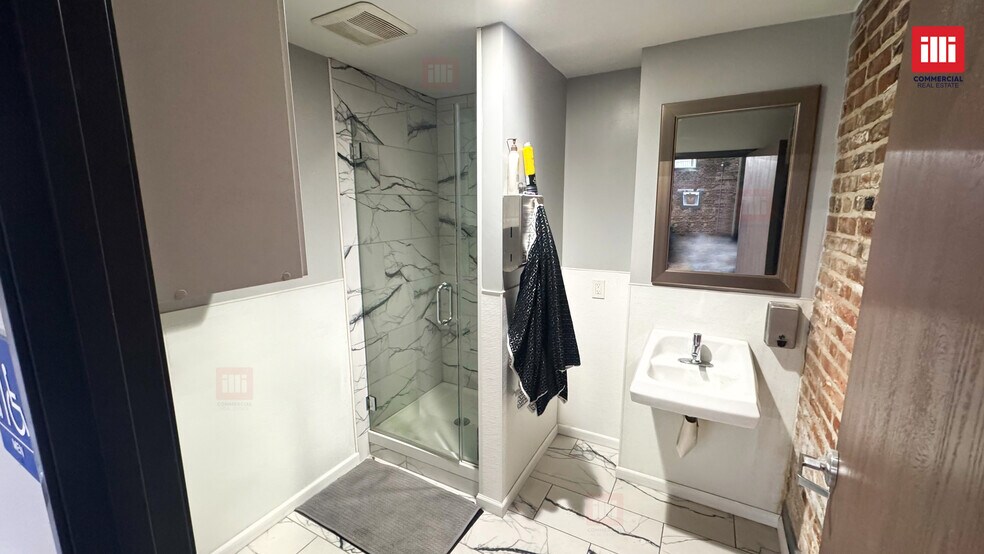 More Photos Of 1361 Newton St, Los Angeles Warehouse For Sale