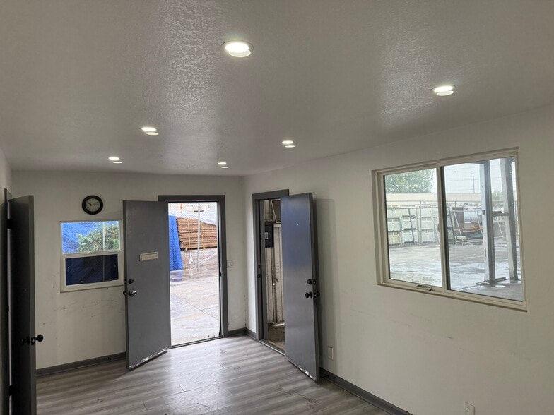 More Photos Of 5925 Payton Ave, Riverside Warehouse For Lease