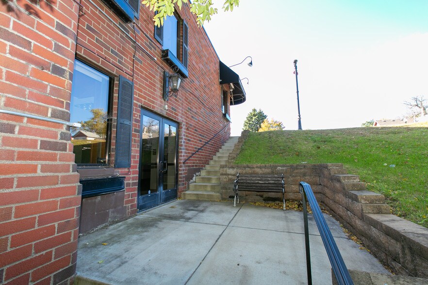 More Photos Of 2040 N Ferry St, Anoka Office For Sale