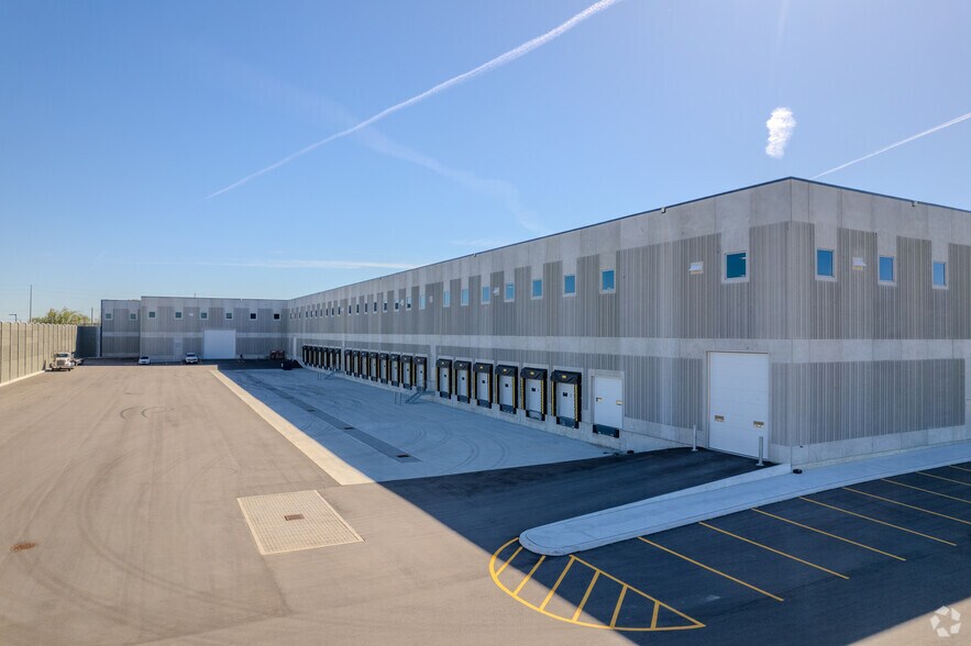 More Photos Of 96 Inspire Blvd, Brampton Warehouse For Lease