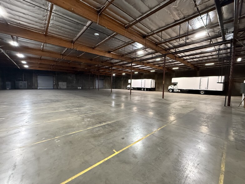 More Photos Of 8929 Oso Ave, Chatsworth Manufacturing For Lease