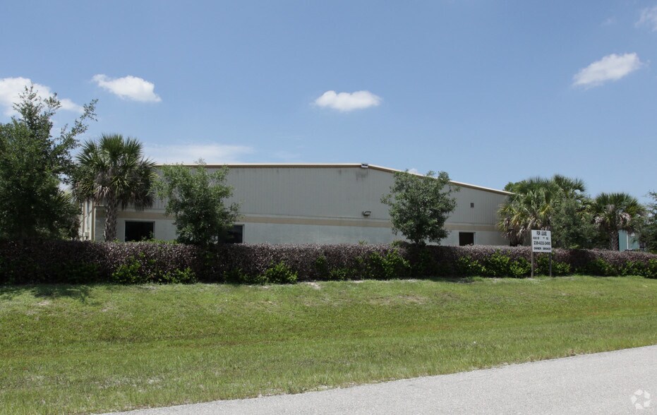 More Photos Of 5612 6th St W, Lehigh Acres Warehouse For Lease