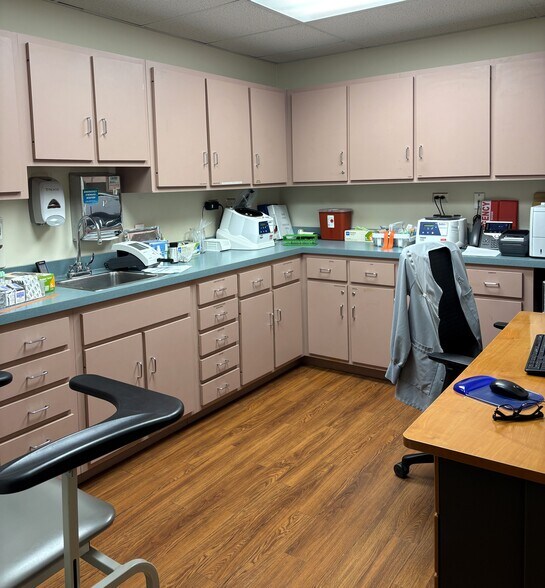 More Photos Of 1 E County Line Rd, Sandwich Medical For Lease