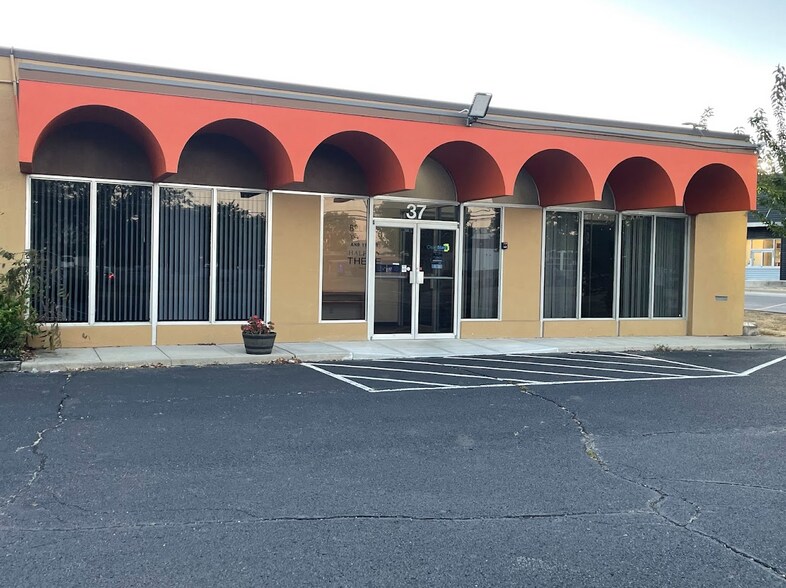 More Photos Of 37 Robinwood Ave, Whitehall Freestanding For Lease