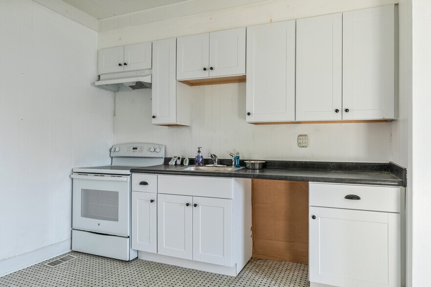 More Photos Of 307 Railroad Ave, Ashland Storefront Retail Residential For Sale