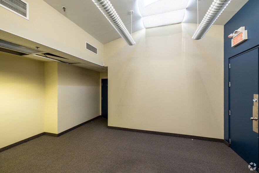 More Photos Of 90 Rue Morgan, Baie-d'Urfé General Retail For Lease