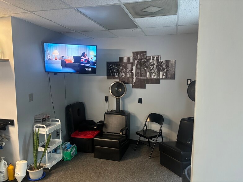More Photos Of 120 Kaminer Way Pky, Columbia Light Distribution For Sale