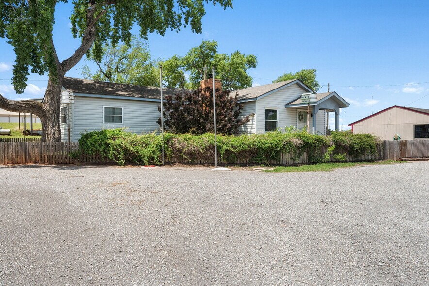 More Photos Of 10277 N 2130 Rd, Foss Convenience Store For Sale