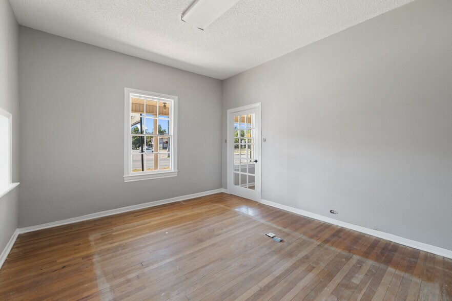 More Photos Of 620 N Main St, Taylor Storefront Retail Office For Sale