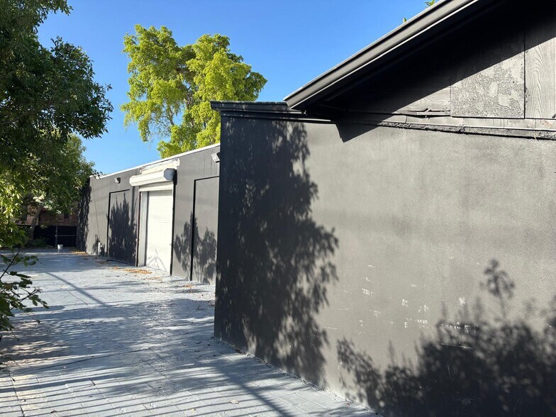More Photos Of 1085 NW 62nd St, Miami Showroom For Sale