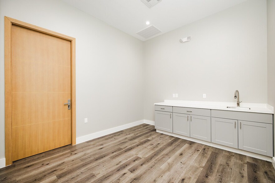 More Photos Of 8525 N Sam Houston Pkwy E, Humble Medical For Sale