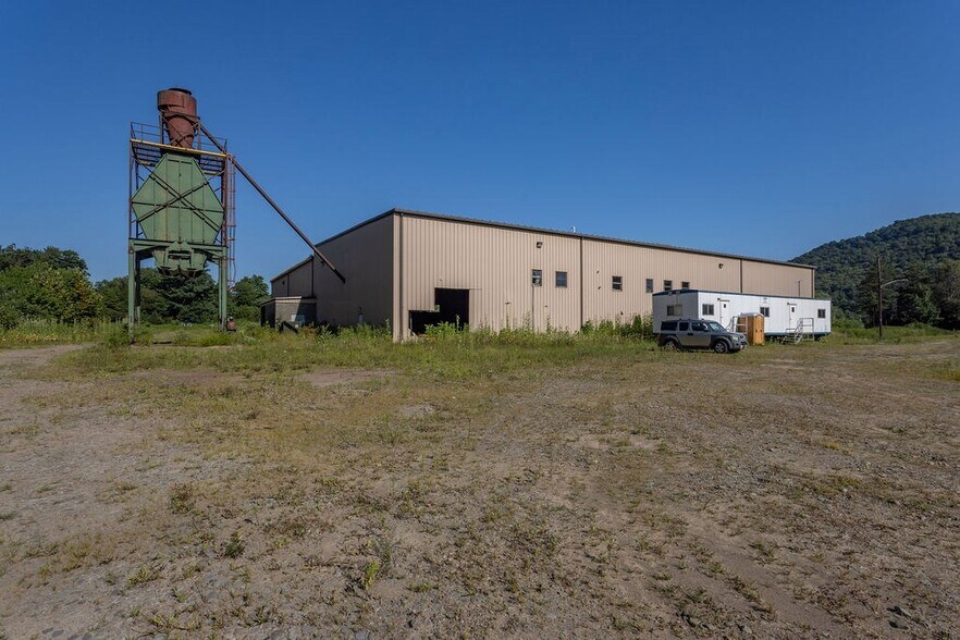 More Photos Of 398 Main St, Roulette Warehouse For Sale