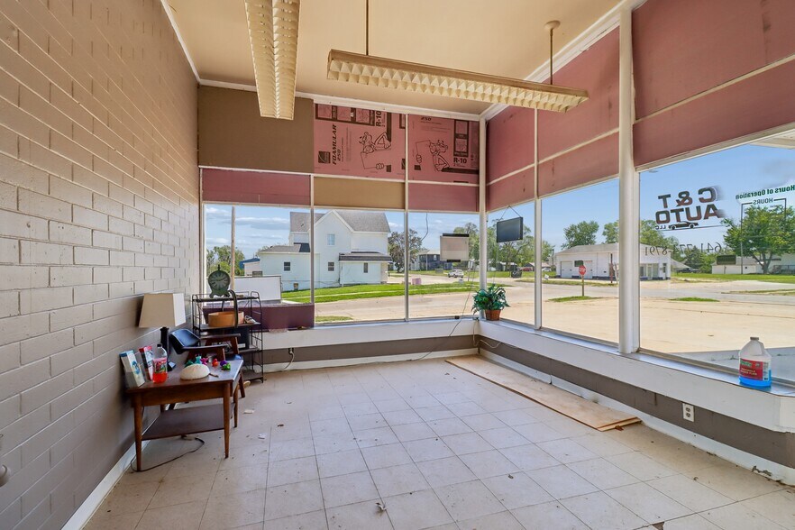 More Photos Of 801 Court Ave, Chariton Service Station For Sale