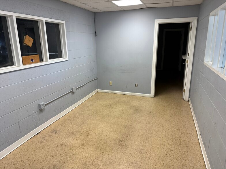 More Photos Of 900-920 W Fairfield Rd, High Point Warehouse For Lease