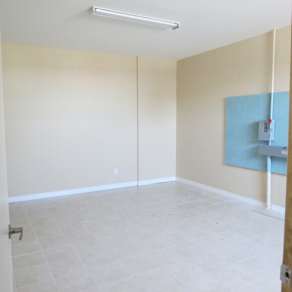 More Photos Of 100 Industrial Ave, Carleton Place Self Storage For Lease