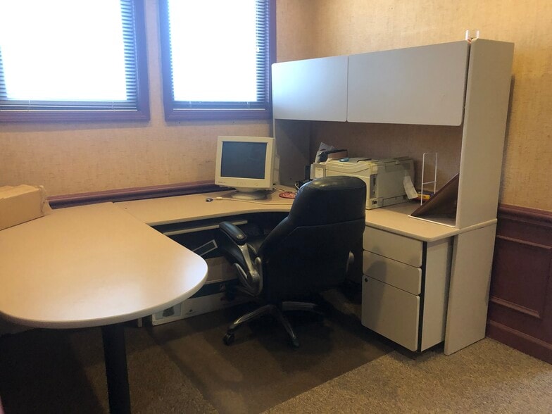 More Photos Of 18735 Ecorse Rd, Allen Park Office For Lease