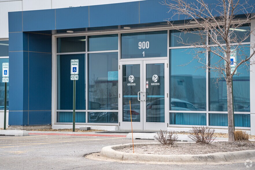More Photos Of 900 W Renwick Rd, Romeoville Distribution For Lease