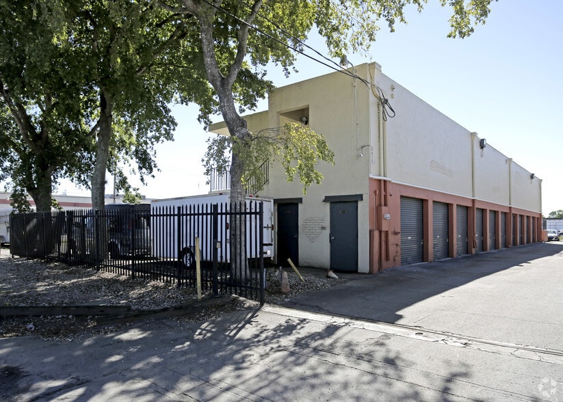 More Photos Of 7000 SW 22nd Ct, Davie Self Storage For Lease