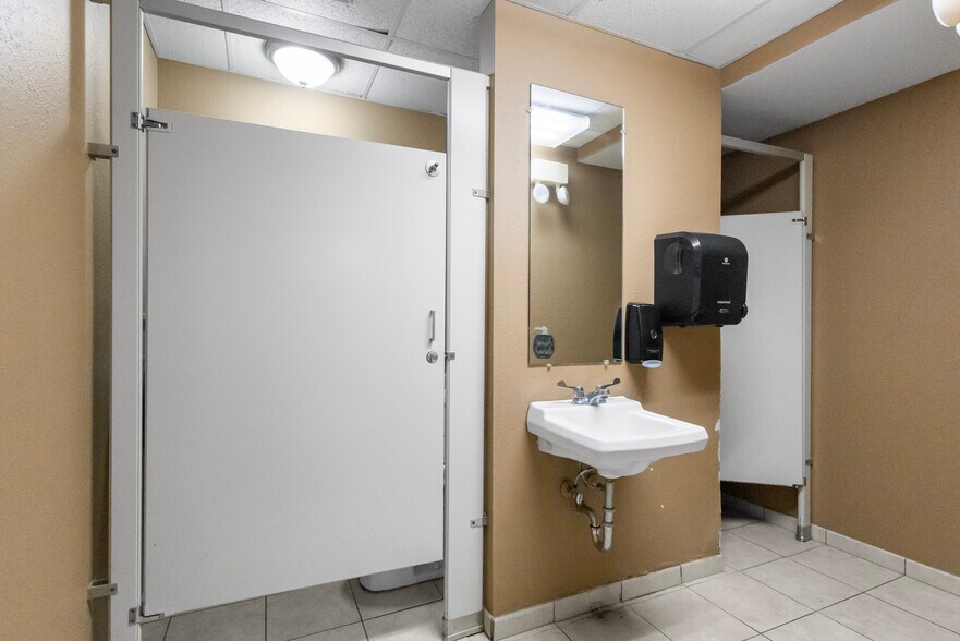 More Photos Of 421 S Beckham Ave, Tyler Medical For Lease