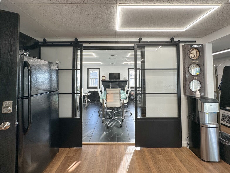 More Photos Of 305 E Maple Rd, Troy Office For Sale