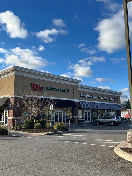 More Photos Of 365-380 Feura Bush Rd, Glenmont Unknown For Lease