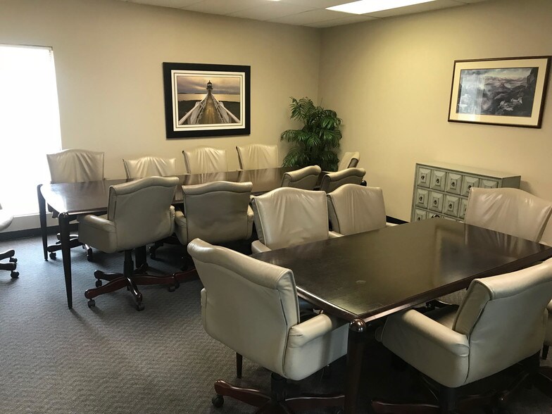 More Photos Of 120 W 5th St, Tyler Office For Lease