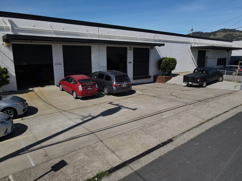 More Photos Of 17-25 Tiburon St, San Rafael Service For Lease