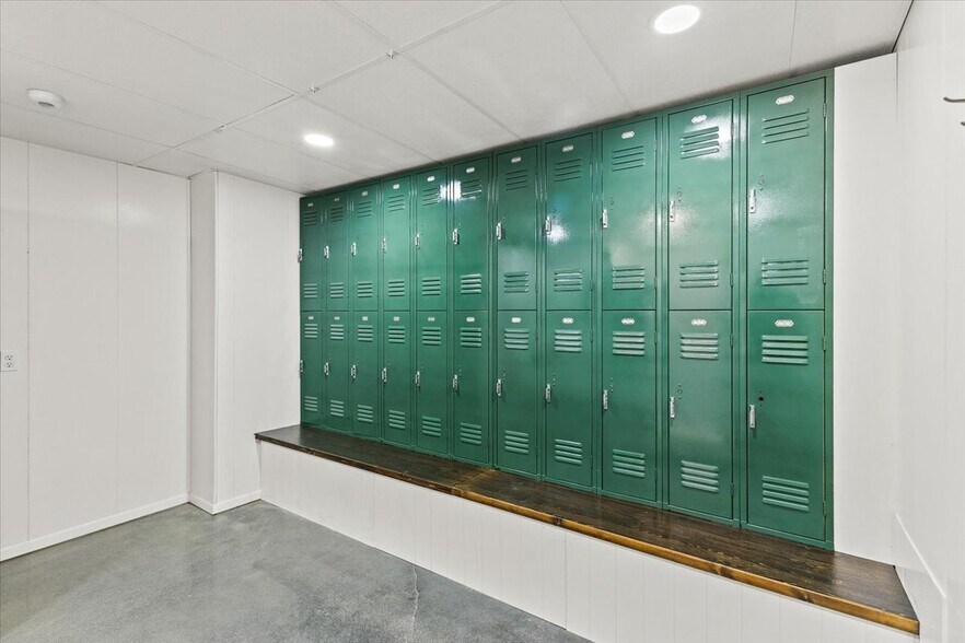 More Photos Of 309 E Springbrook Dr, Johnson City Flex For Lease