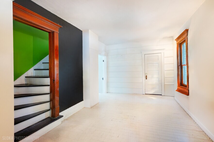 More Photos Of 428 W State St, Geneva Freestanding For Sale