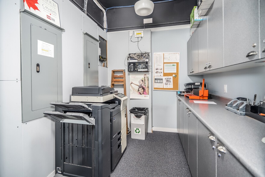 More Photos Of 15272 Croydon Dr, Surrey Office Residential For Sale