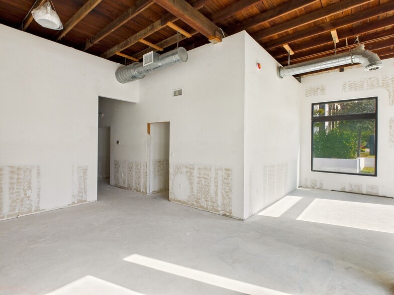 More Photos Of 1111 5th Ave S, Naples Freestanding For Sale